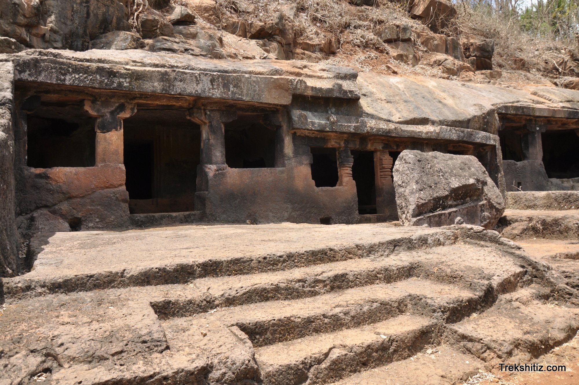 Panhalekaji cave at bottom of fort